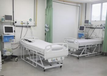 Leito de UTI em hospital com camas vazias