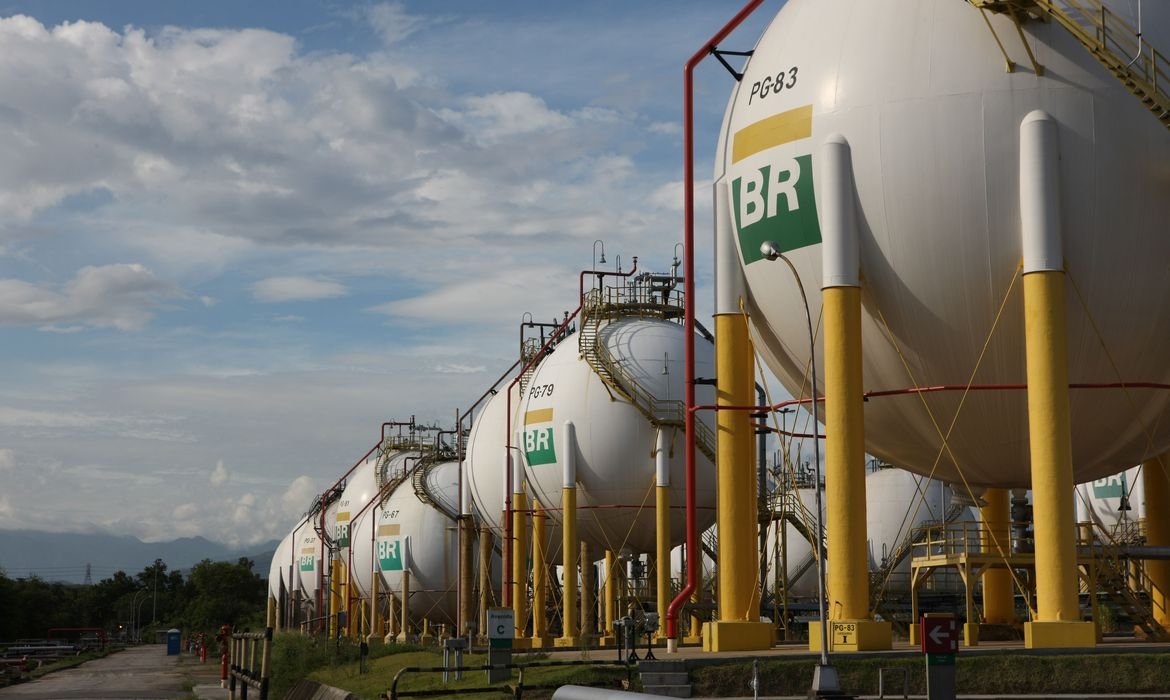 Tanques em refinaria da Petrobras. Em cada um deles há a marca BR estampada.