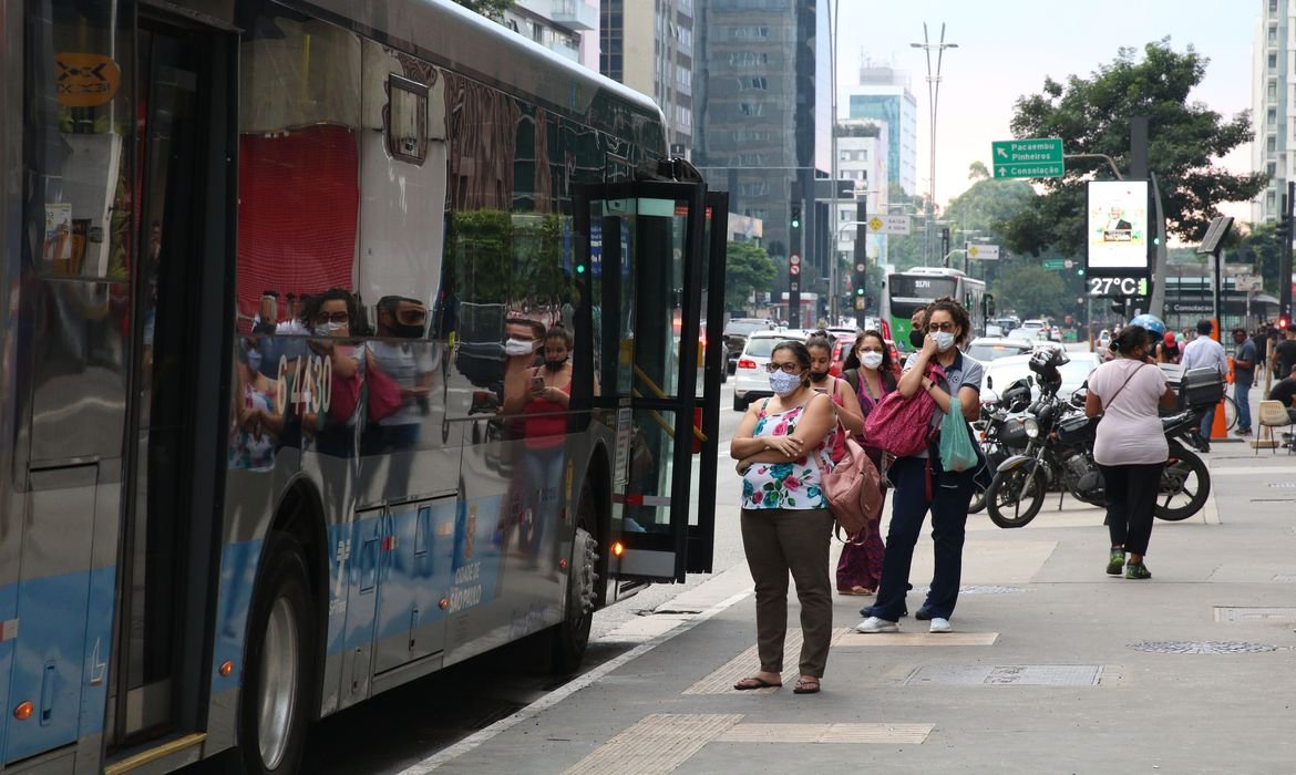 Passageiros aguardam para embarcar em ônibus do transporte coletivo de São Paulo, na Avenida Paulista