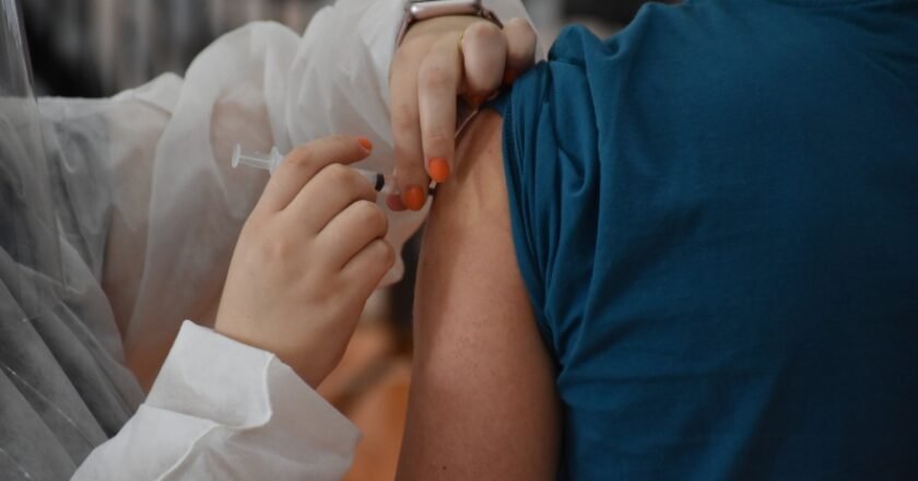 Agente de saúde aplica vacina no braço de morador, em Botucatu, interior de São Paulo.