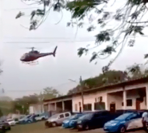 Helicóptero gravado sobrevoando próximo a prédios do batalhao da polícia.