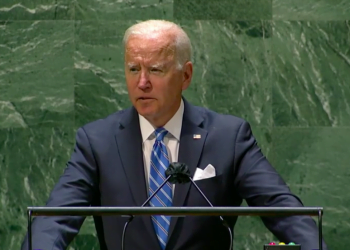 Joe Biden, presidente dos Estados Unidos, discursa ao microfone.