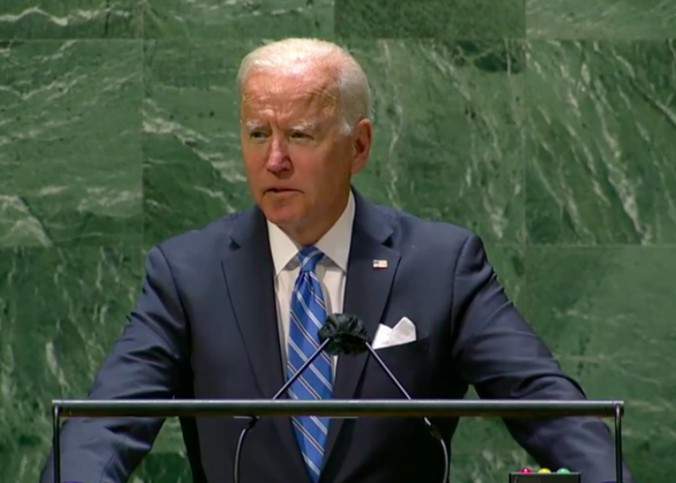 Joe Biden, presidente dos Estados Unidos, discursa ao microfone.