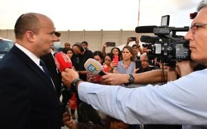 Naftali Bennett, primeiro-ministro de Israel, concede entrevista para jornalistas