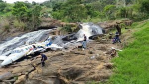 investigadores do Cenipa analisam avião caído sobre pedras