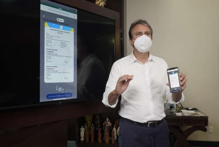 Camilo Santana, governador do Ceará pelo PT, apresenta aplicativo do Estado para que moradores apresentem o passaporte da vacina