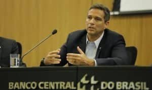 Campos Neto, presidente do Banco Central, sentado durante entrevista coletivia.