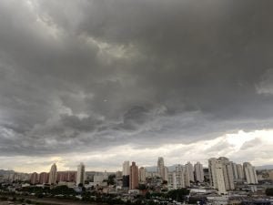Nuvens carregadas, em tons pretos, sobre prédios da zona norte de São Paulo, pouco antes da chuva