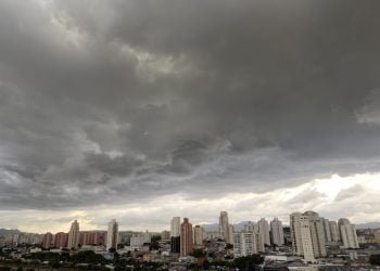 Nuvens carregadas, em tons pretos, sobre prédios da zona norte de São Paulo, pouco antes da chuva