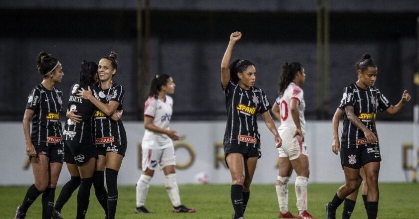 Atletas do time feminino do Corinthians comemoram resultados em campo.