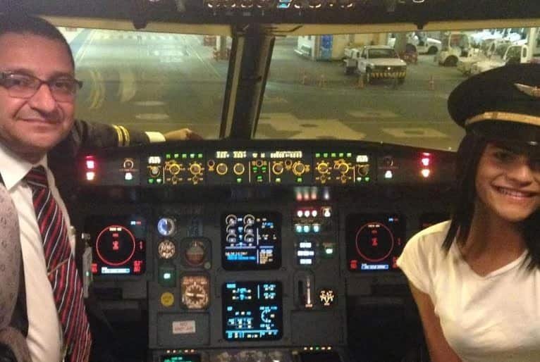 Piloto Geraldo Medeiros Júnior ao lado da filha dentro da cabine de um avião