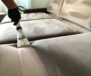 Equipamento aspira tecido do sofá
