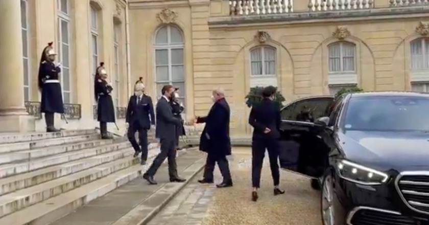 Após desembarcar de um carro, Luiz Inácio Lula da Silva é recebido por Emmanuel Macron, presidente da França
