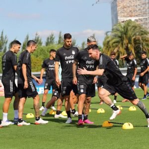 Lionel Messi treina ao lado de outros jogadores na Argentina