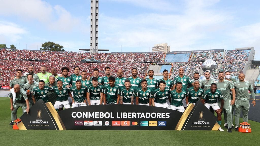 Equipe do Palmeiras posicionada antes do início da final da Libertadores contra o Flamengo