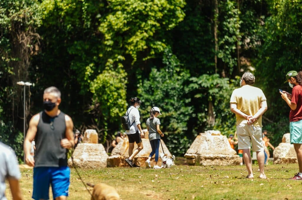 Tutores passeiam com seus pets pelo parque Augusta prefeito Bruno Covas