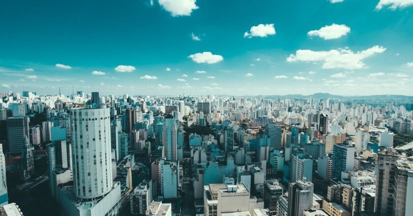 Imagem panorâmica da cidade de São Paulo mostra prédios e o céu com poucas nuvens