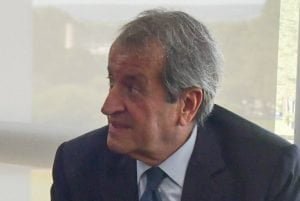 Valdemar da Costa Neto, presidente do PL olhando para o lado esquerdo