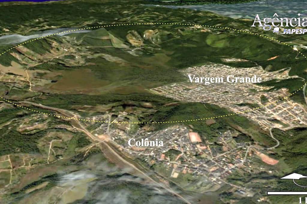 Imagem projetada de computador mostra região em que objeto abriu cratera, hoje cercado de matas e por moradias