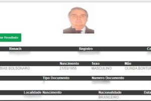 Recorte de documento contendo a foto de Jair Bolsonaro, homem branco, com terno e gravata. Abaixo da foto, tarjas pretas com marcações trazendo os dados do presidente da república, como nome, data de nascimento, parte do nome da mãe.