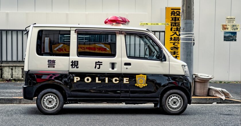 Viatura de polícia no japão estacionada na rua
