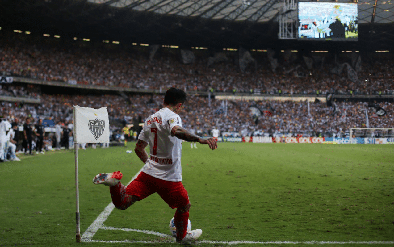 Artur cobra escanteio durante partida contra o Atlético mineiro.