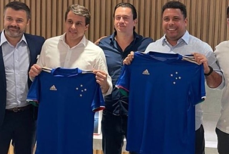 Ronaldo segura camisa do Cruzeiro ao lado de outros dirigentes