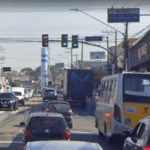 Cruzamento na avenida Marechal Tito, na zona leste, com caminhões, ônibus e carros passando. No alto há uma placa indicando a uinidade do Ceu "Três Pontes",