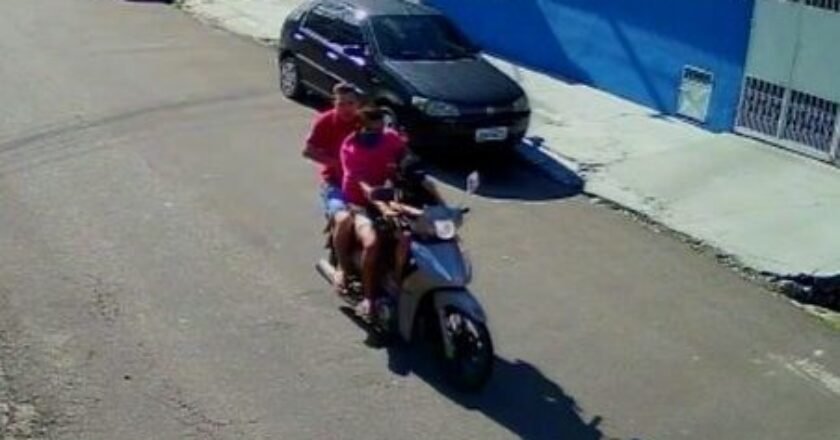 Criança com capuz aparece na moto, em iimagem de circuito interno, junto com dois assaltantes que estão sem capacete