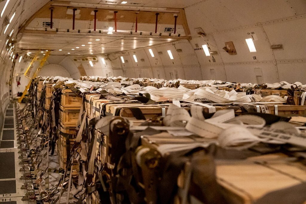 Compartimento de avião de carga cheio de caixas com suprimentos para a Ucrânia.