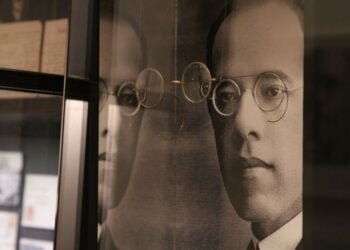 Imagem mostra foto do escritor Mário de Andrade refletida em um espelho. Autor usava óculos com lentes redondas.