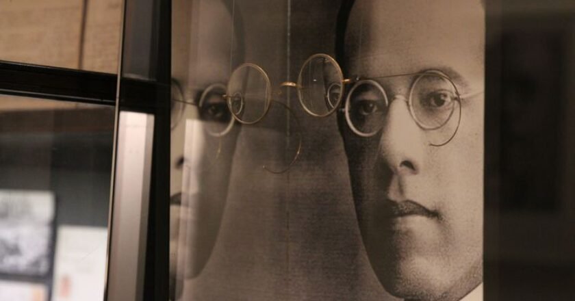 Imagem mostra foto do escritor Mário de Andrade refletida em um espelho. Autor usava óculos com lentes redondas.