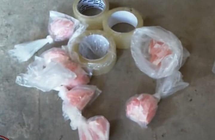 Imagem mostra sacos com cocaína embalada e fitas adesivas usadas para embalar a droga