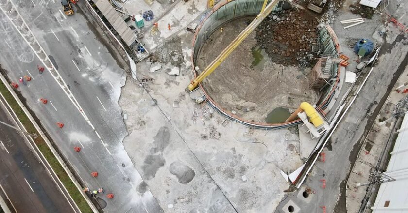 Foto aérea mostra cratera aberta após acidente com rede de esgoto no metrô coberta por concreto.