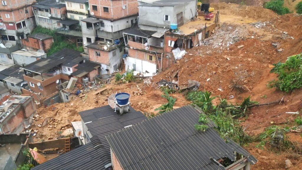 Local em Franco da Rocha onde encosta deslizou e matou 11 pessoas. Bombeiros ainda trabalham no local.