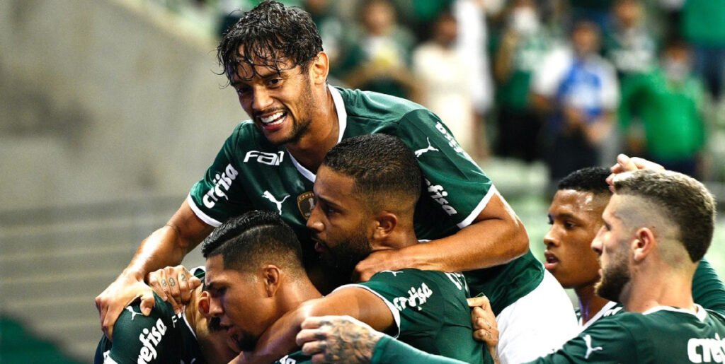 Jogadores do Palmeiras comemoram gol. 