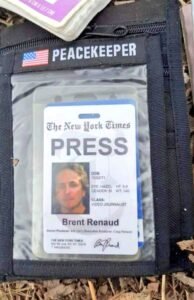 Foto mostra crachá do jornalista morto. É possível ler o nome do jornalista e o nome do jornal americano The New York Times.