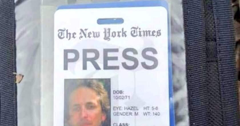 Foto mostra crachá do jornalista morto. É possível ler o nome do jornalista e o nome do jornal americano The New York Times.