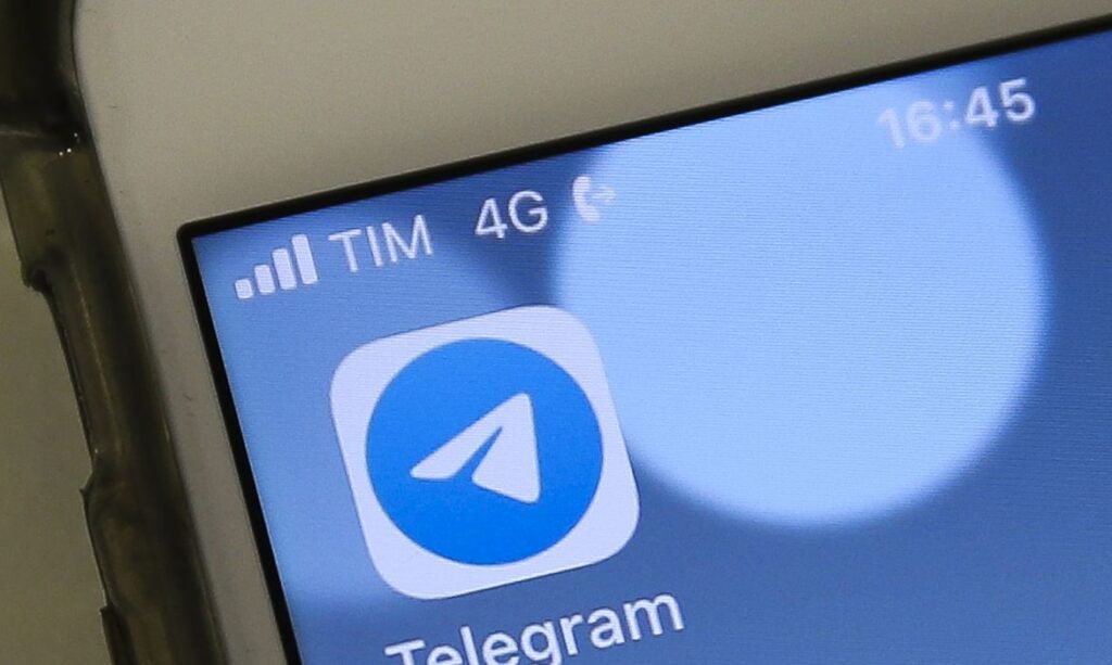 Foto mostra tela de celular com aplicativo Telegram.