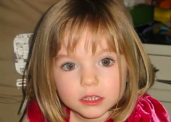 Madeleine McCann, criança de olhos claros, pele branca, cabelos loiros.