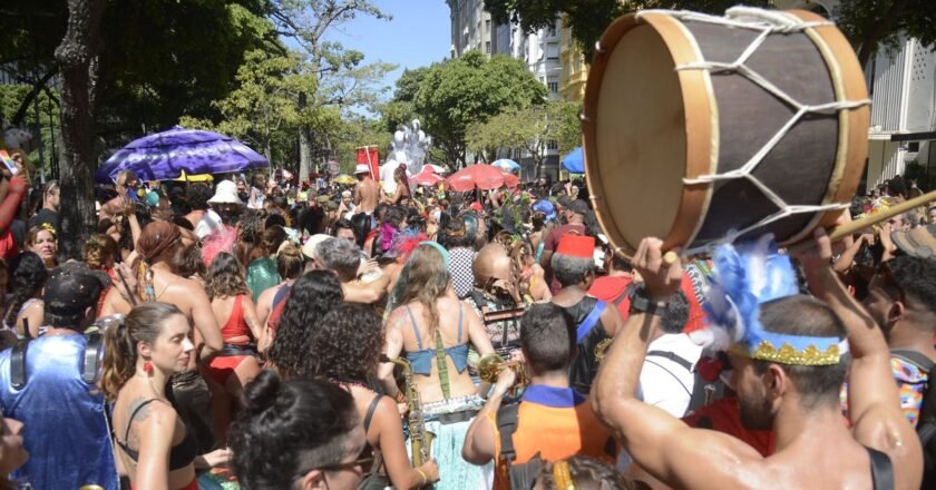 Carnaval fora de época no Rio também tem blocos na rua