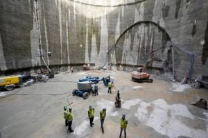 Trabalhadores dentro do início do túnel para expansão do metrô.