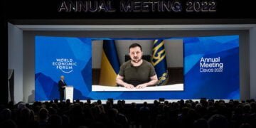 Volodymyr Zelensky tem a imagem projetada em um telão durante o Fórum Econômico Mundial