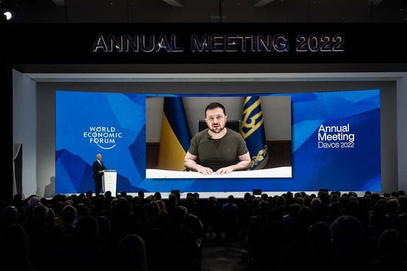 Volodymyr Zelensky tem a imagem projetada em um telão durante o Fórum Econômico Mundial