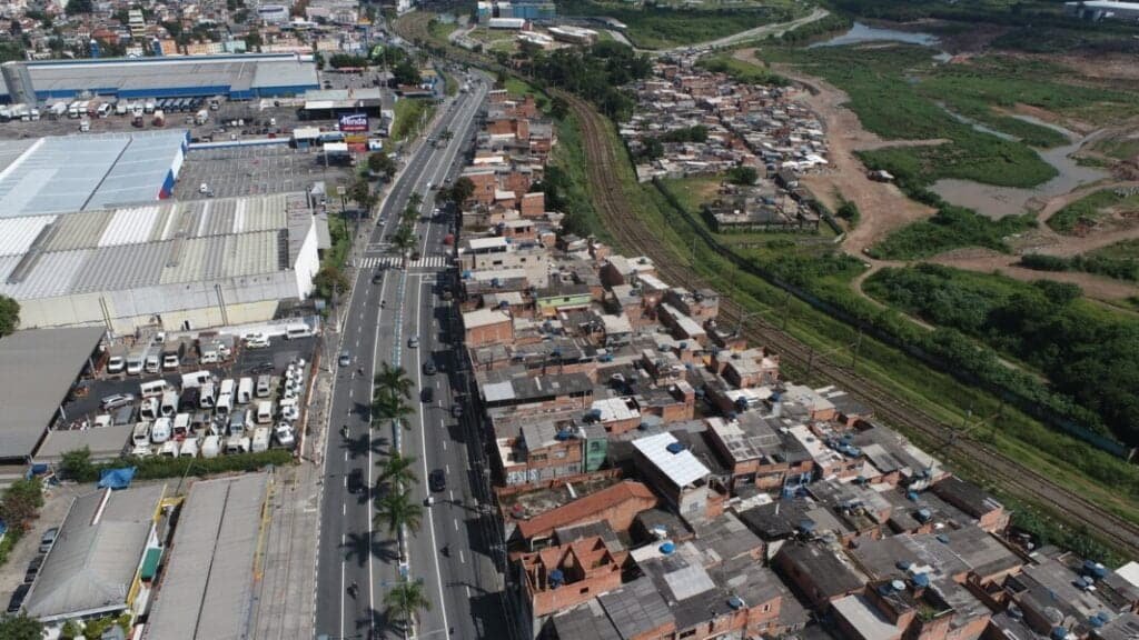 Imagem aérea mostra moradias construídas em área de risco.