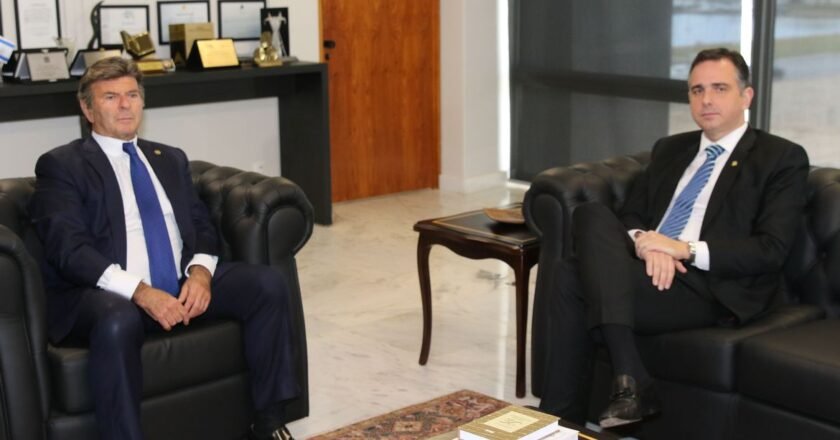 Luiz Fux, presidente do STF, sentado à esquerda e Rodrigo Pacheco, presidente do Senado, sentado à direita. Ambos estão em poltronas pretas.