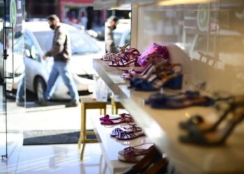 GDF libera funcionamento de lojas de roupas e sapatos