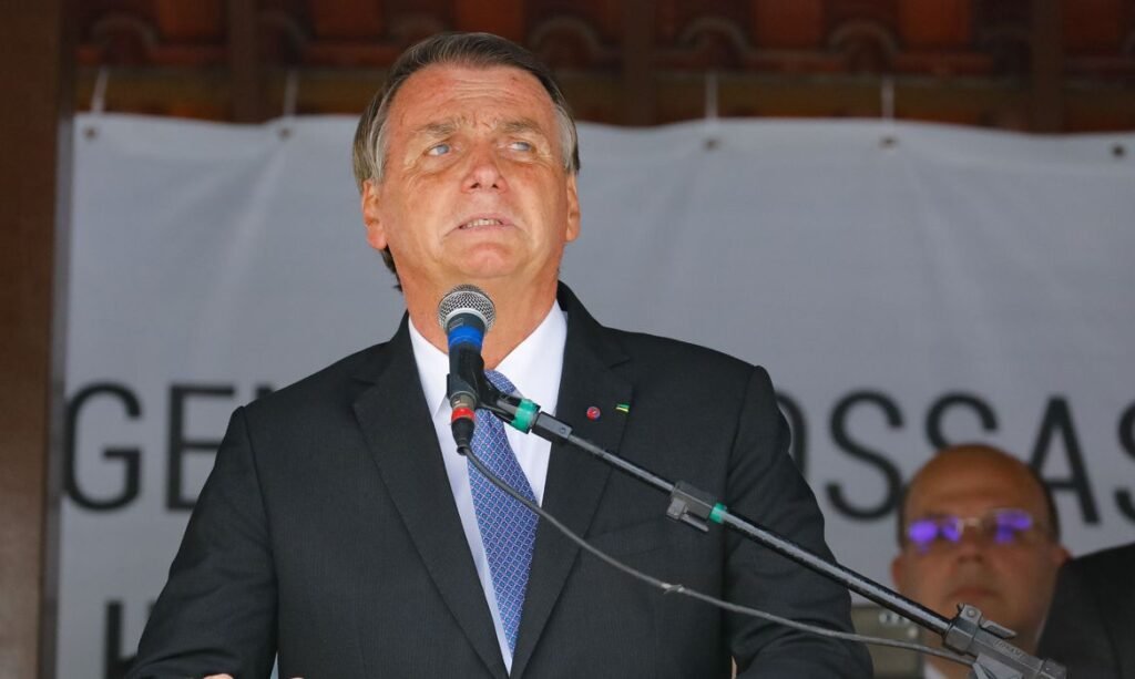 Jair Bolsonaro discursa diante do microfone.