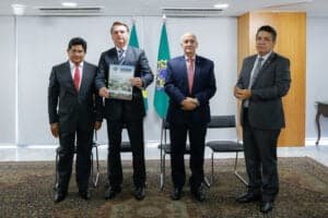 Pastores com Jair Bolsonaro e o ministro Luiz Eduardo Ramos