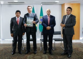Pastores com Jair Bolsonaro e o ministro Luiz Eduardo Ramos